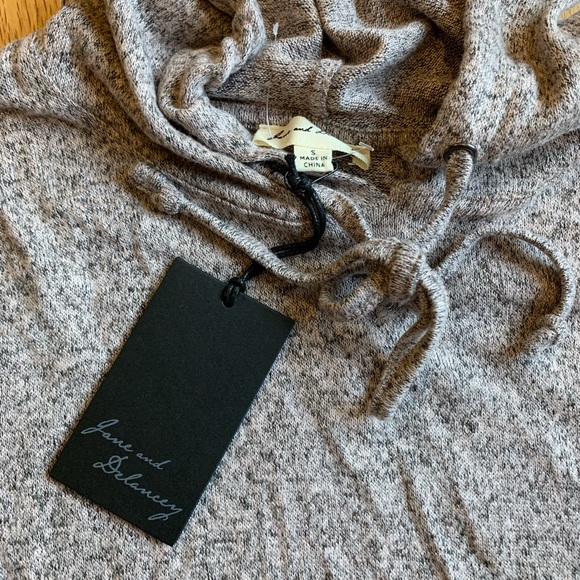 Jane and Delancey super soft hooded top. Small - Picture 5 of 13